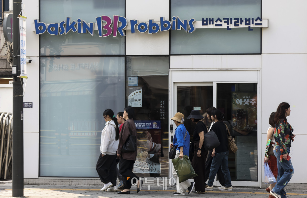 ▲배스킨라빈스 일부 품목 가격이 인상된 가운데 12일 서울 시내의 한 배스킨라빈스 매장 앞으로 시민들이 지나고 있다. 이날부터 인상이 시작된 품목으로는 아이스크림 ‘싱글레귤러’가 3900원에서 4300원으로, 아이스크림 ‘쿼터’가 1만8500원에서 1만 9900원 이다. 카페31 아메리카노는 5300원에서 5500원으로 오른다. 고성준 기자 joonko1@