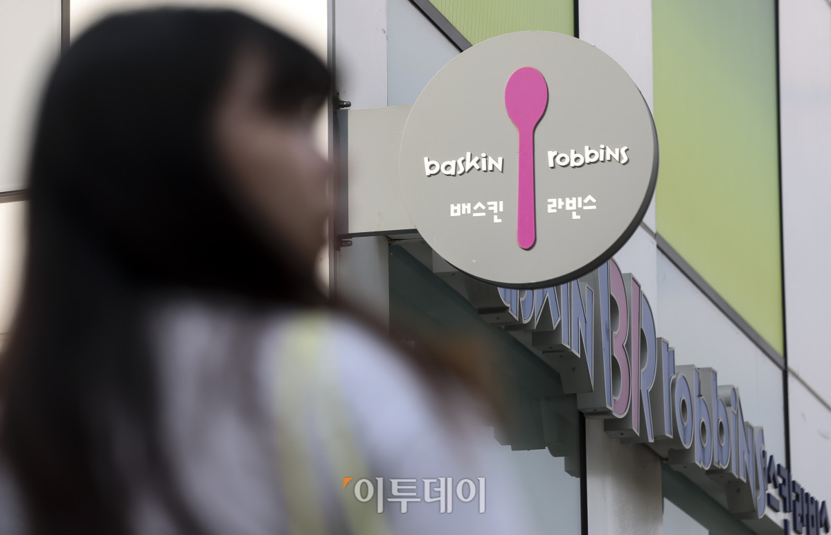 ▲배스킨라빈스 일부 품목 가격이 인상된 가운데 12일 서울 시내의 한 배스킨라빈스 매장 앞으로 시민들이 지나고 있다. 이날부터 인상이 시작된 품목으로는 아이스크림 ‘싱글레귤러’가 3900원에서 4300원으로, 아이스크림 ‘쿼터’가 1만8500원에서 1만 9900원 이다. 카페31 아메리카노는 5300원에서 5500원으로 오른다. 고성준 기자 joonko1@