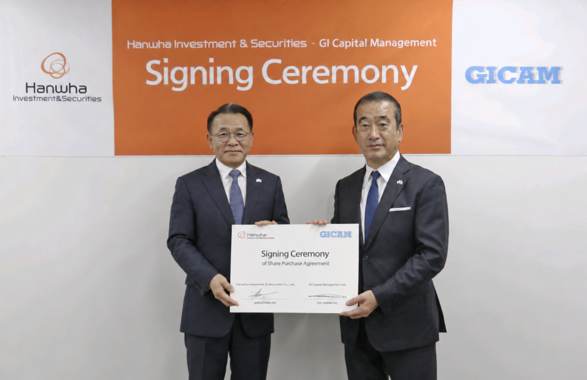 ▲장병호 한화투자증권 대표이사(왼쪽)와 Chang-Ho James Lee GI캐피털매니지먼트 CEO(오른쪽)가 계약 체결 후 기념촬영을 하고 있다. (사진제공=한화투자증권)