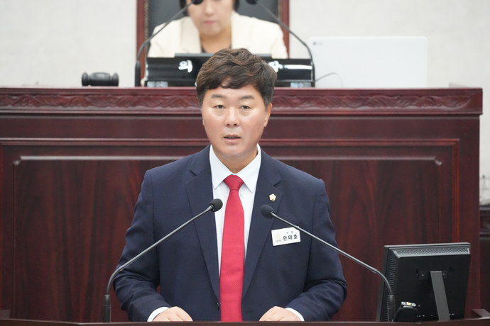 ▲안태호 안성시의원이 9월 11일 안성시의회 제244회 제1차 정례회 제2차 본회의에서 개발사업 재검증과 특별감사를 요구하는 시정질문을 하고 있다. (안성시의회)