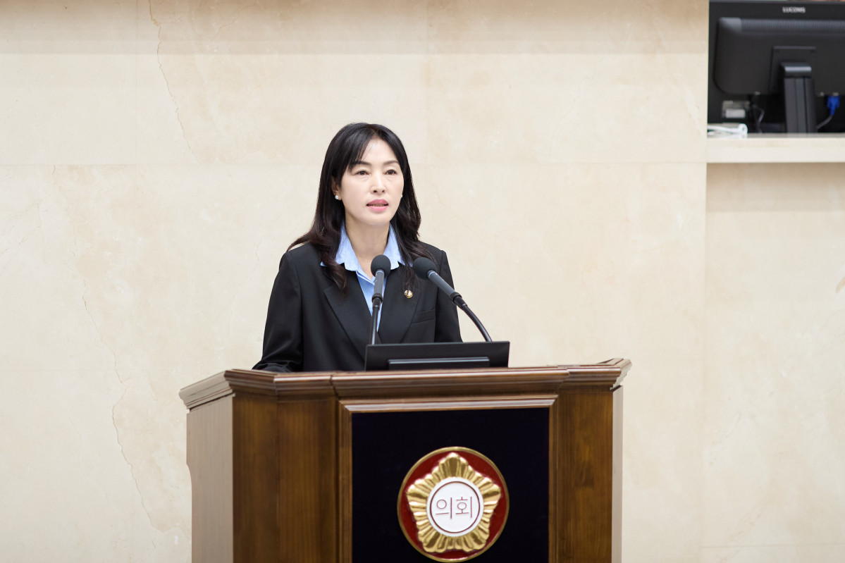 ▲이주연 용인특례시의회 의원이 12일 열린 제307회 임시회 제1차 본회의에서 교통약자의 버스 이용 환경 개선을 촉구하는 5분 자유발언을 하고 있다. (용인특례시의회)