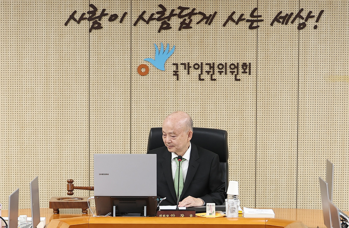 ▲안창호 국가인권위원장이 12일 서울 중구 국가인권위원회에서 제17차 전원위원회 개회선언을 하고 있다. (사진제공=연합뉴스)
