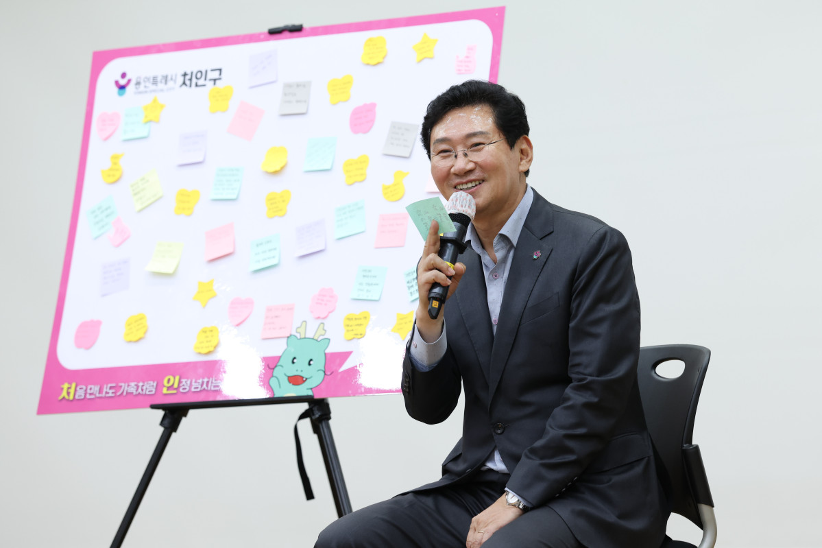 ▲이상일 용인특례시장이 12일 처인구청 대회의실에서 열린 공직자 소통간담회에서 발언하고 있다. 이 시장은 기흥·수지·처인구 공직자 300여 명을 차례로 만나 조직 운영과 직원복지, 인력 배치 등에 관한 의견을 들었다. (용인특례시)
