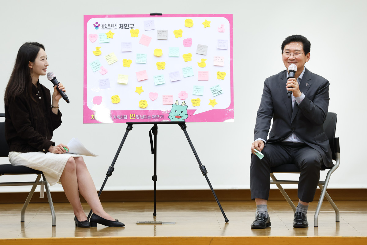 ▲이상일 용인특례시장이 처인구 소속 공직자들과 조직개편과 인사 운영, 악성민원 대응 방안 등에 관해 의견을 나누고 있다. (용인특례시)