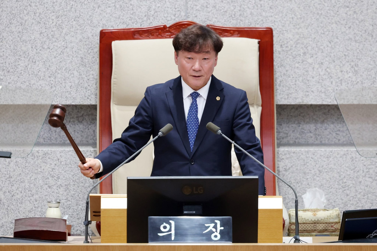 ▲남종섭 경기도의회 의장이 본회의 의장석에서 의사봉을 들고 있다. (경기도의회)