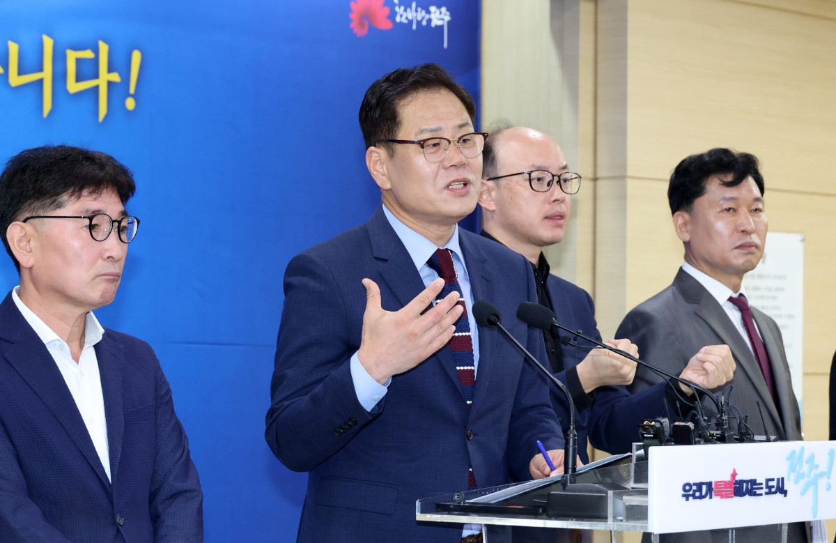 ▲조지훈 전주시장이 12일 취임 100일 기자회견에서 재정혁신과 피지컬 AI 산업 육성 등 전주의 미래 성장전략을 설명하고 있다. (사진제공=전주시)