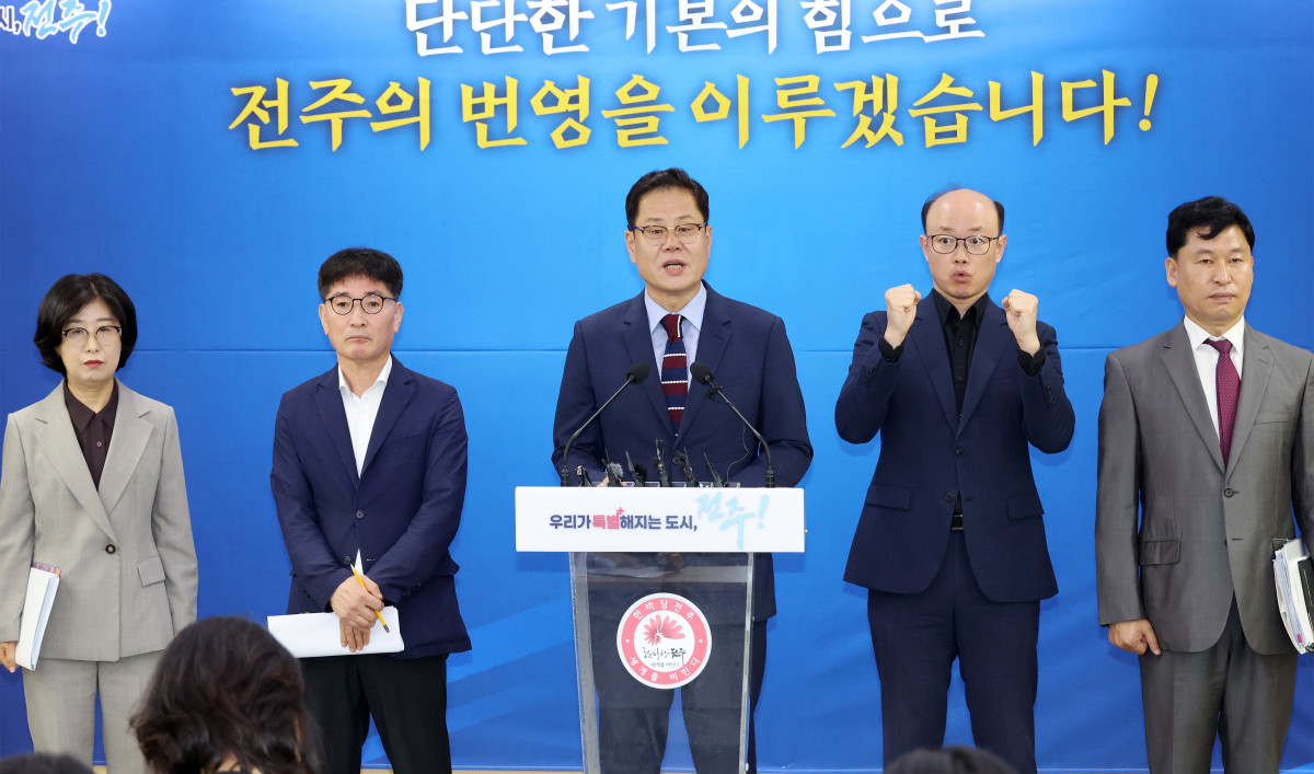 ▲조지훈 전주시장이 12일 전주시청에서 민선 9기 취임 100일 기자회견을 열고 주요 시정 성과와 향후 운영 방향을 발표하고 있다. (사진제공=전주시)