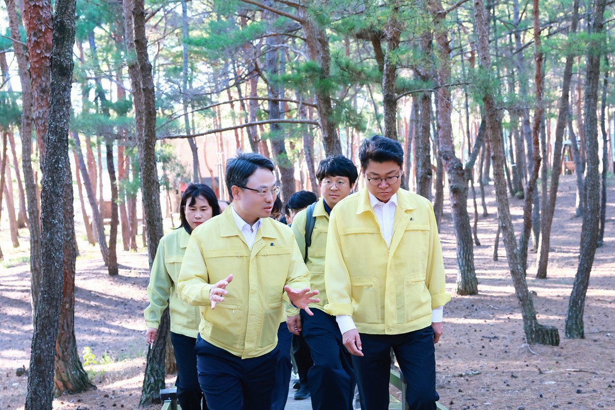 ▲울진군은 지난 8일 울진군 월송정 일원에서 황이주 울진군수와 박은식 산림청장 등이 참석한 가운데 소나무 재선충병 확산 방지와 금강소나무 보호를 위한 현장 토론회를 실시했다 (울진군)