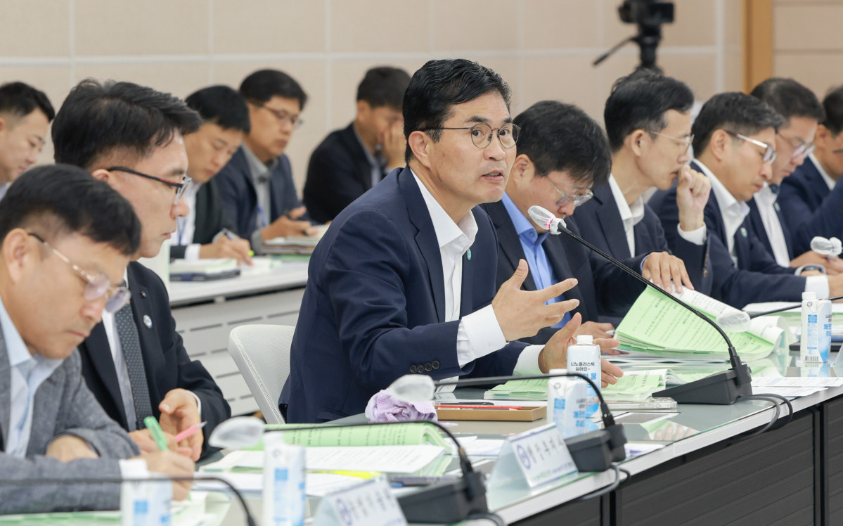 ▲이원택 전북특별자치도지사가 12일 간부회의에서 전북특별법 특례 추진 상황을 점검하고 도민 소득 증대와 일자리 창출 등 실질적인 성과를 주문하고 있다. (사진제공=전북특별자치도)