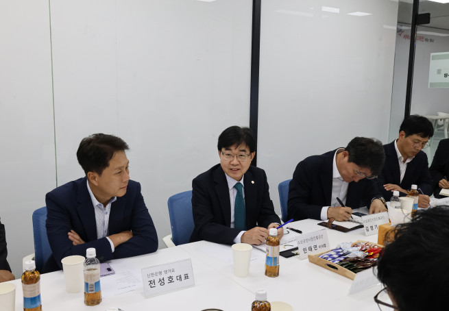 ▲인태연 소진공 이사장(왼쪽 두 번째)이 12일 서울 성수동에서 열린 상생배달앱 정책간담회에서 참석자들과 논의하고 있다. (사진제공=소상공인시장진흥공단)
