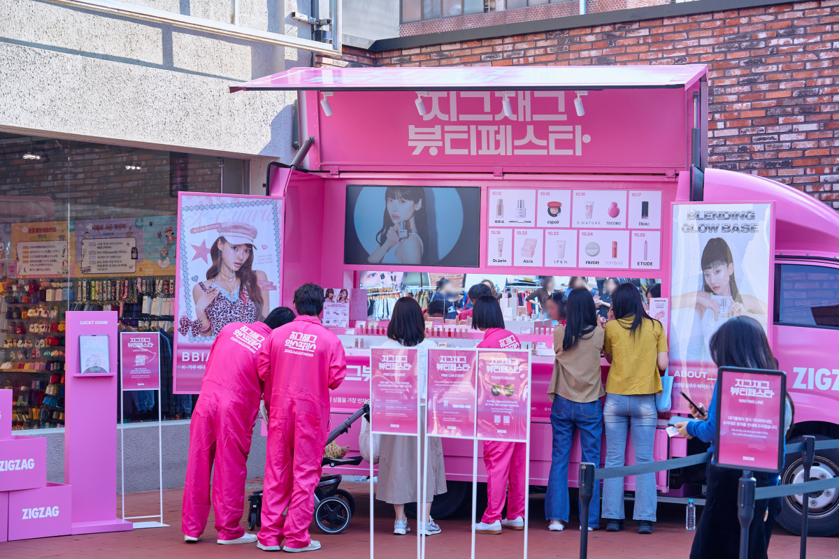 ▲성수동 일대를 이동하는 지그재그 뷰티의 '핑크카' 모습. (사진제공=카카오스타일)