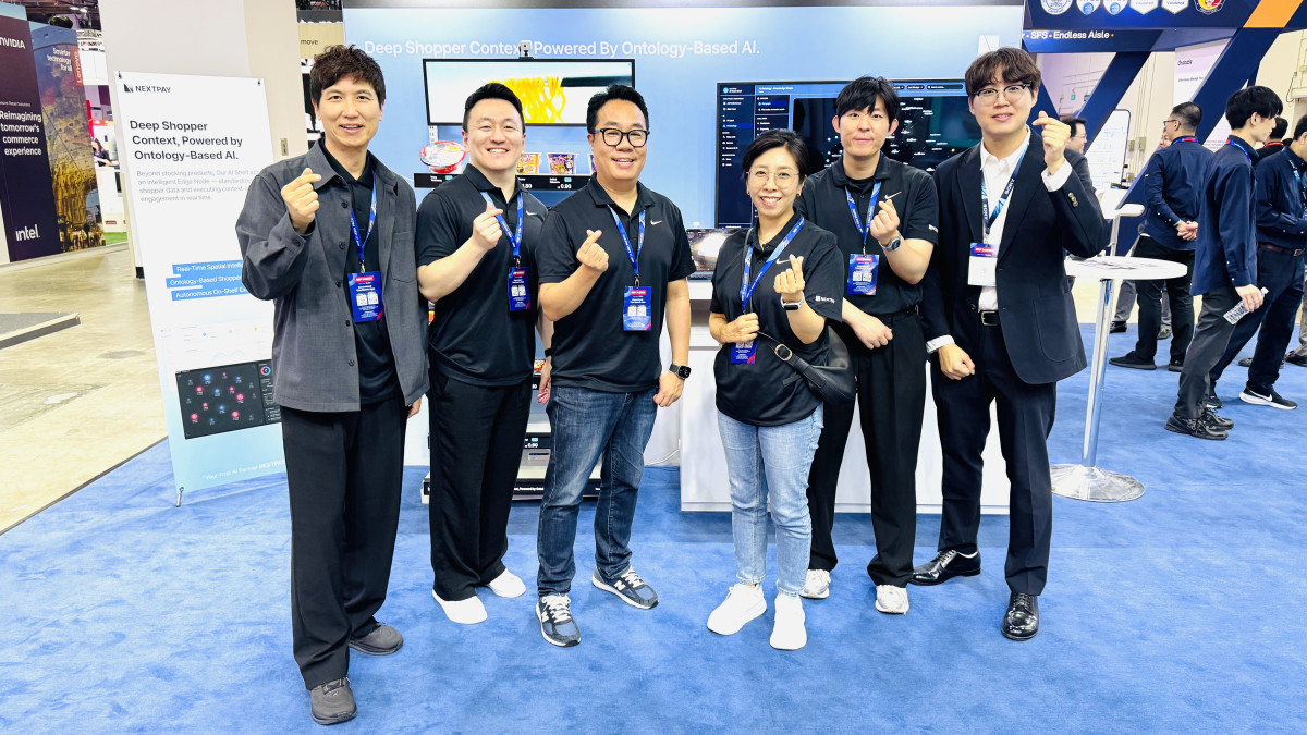 ▲서울 AI 허브 입주기업 넥스트페이먼츠 관계자들이 '2026 싱가포르 리테일 빅 쇼' 전시 부스에서 기념 촬영을 하고 있다. (서울시)