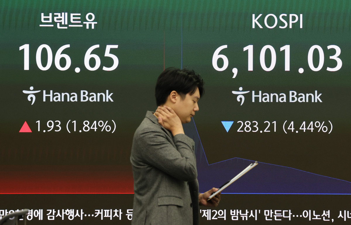 ▲13일 서울 중구 하나은행 본점 딜링룸 전광판에 코스피 및 국제유가가 표시돼 있다. (사진= 연합뉴스)