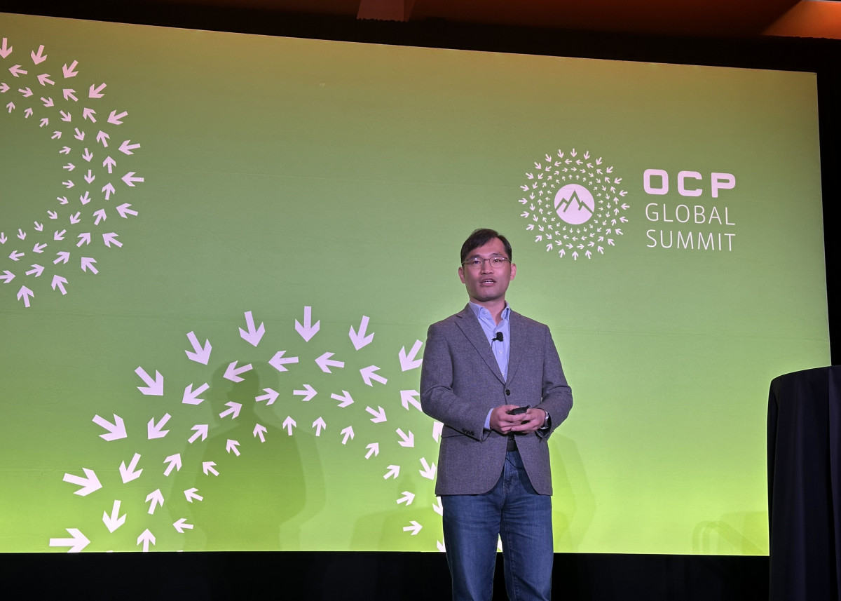 ▲12일(현지시간) 미국 실리콘밸리에서 열린 'OCP Global Summit 2026'에서 삼성전자 DS부문 메모리사업부 AE팀 심호준 상무가 발표하고 있는 모습. (사진=삼성전자)
