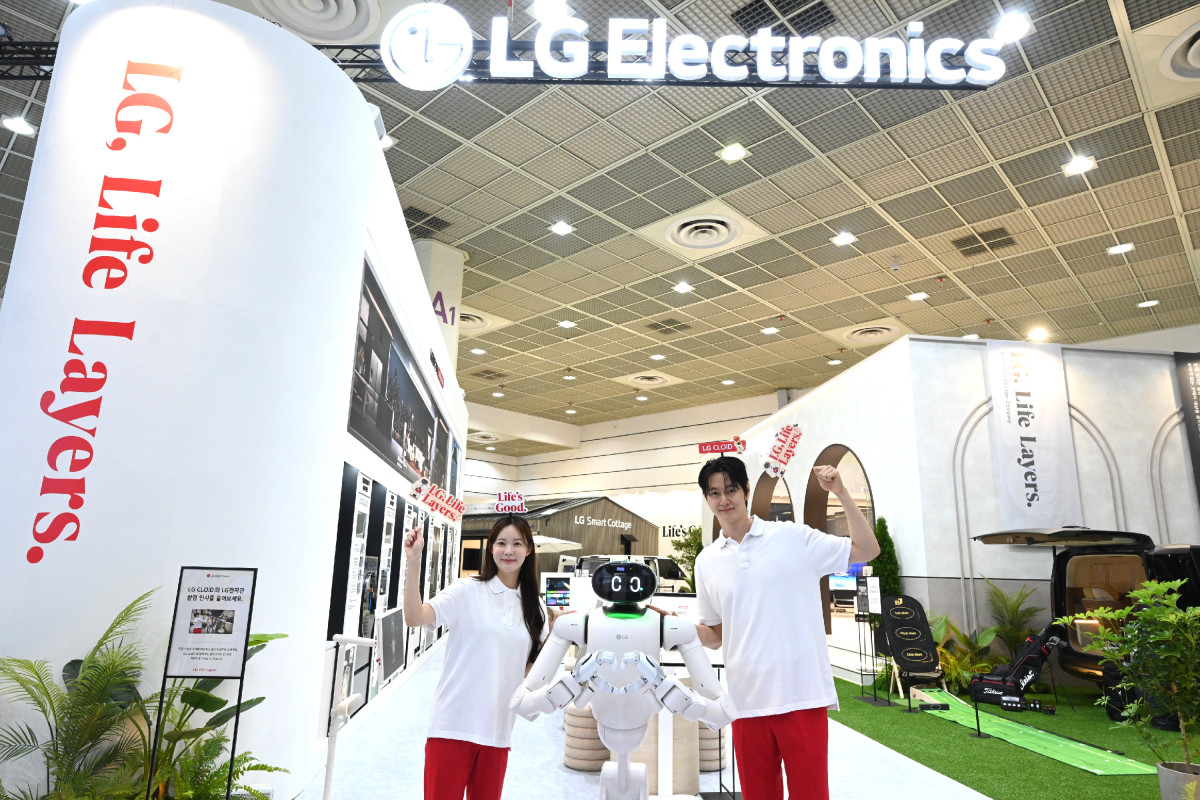 ▲LG전자가 13일부터 나흘간 서울 강남구 코엑스에서 열리는 제57회 한국전자전에 참가해 가전 및 B2B 사업·기술을 선보인다. 모델들이 LG전자 전시장 입구에서 홈 로봇 ‘클로이드(CLOiD)’와 함께 관람객을 맞이하고 있다. (사진제공=LG전자)