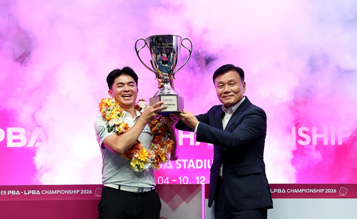 ▲우승 트로피를 든 응우옌꾸옥응우옌(왼쪽)과 기종표 크라운해태 단장. (사진제공=PBA)