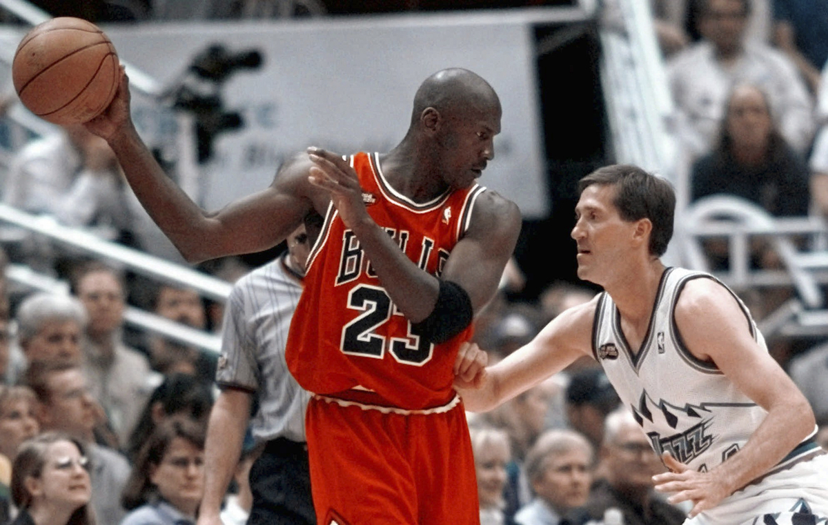 ▲1998년 NBA 챔피언 결정전에서 시카고 불스의 마이클 조던이 경기를 펼치고 있다. (AP연합뉴스)