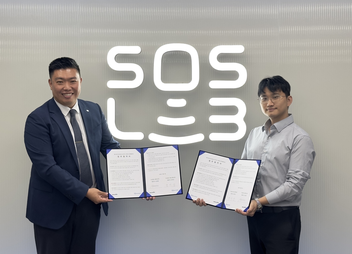 ▲에스오에스랩 판교R&D센터에서 열린 협약식에서 정지성 에스오에스랩 대표이사(왼쪽)와 김상엽 세뮤나이트 대표이사(오른쪽)가 기념촬영을 하고 있다. (사진제공=에스오에스랩)