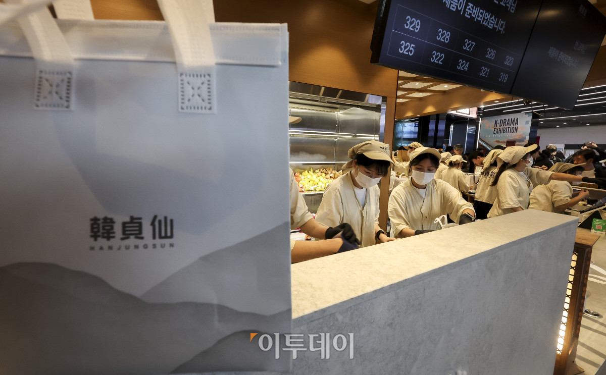 ▲13일 서울 중구 한정선 녹 서울역점에서 직원들이 분주한 모습을 보이고 있다. 한정선은 찹쌀떡을 중심으로 다양한 과일과 크림을 활용한 디저트를 선보이는 프리미엄 수제 찹쌀떡 전문 브랜드다. 고성준 기자 joonko1@