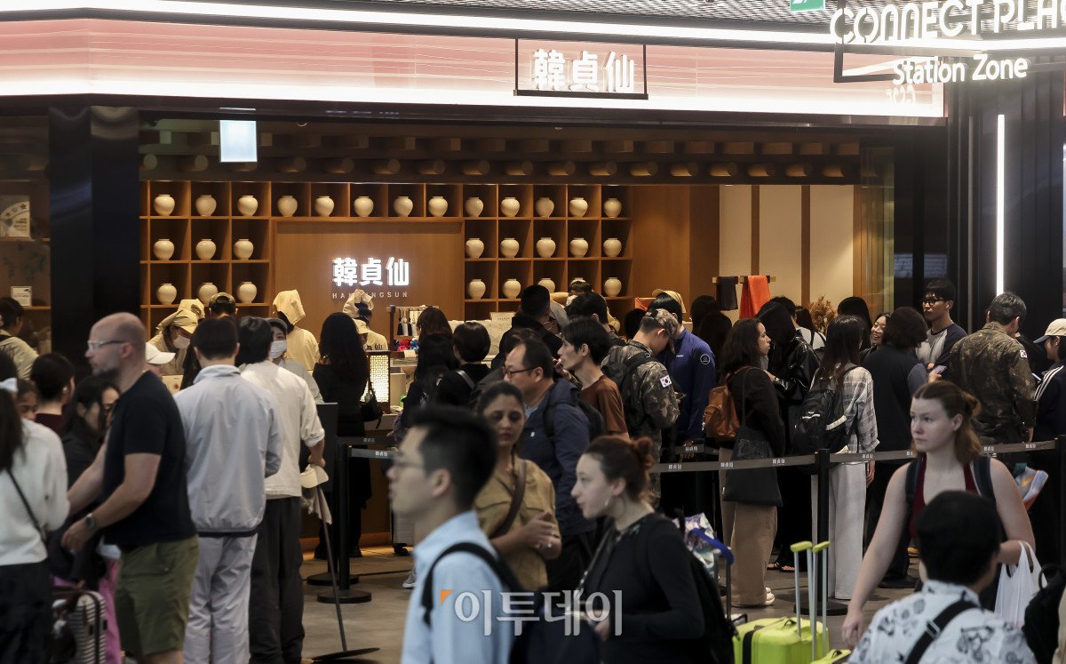 ▲13일 서울 중구 한정선 녹 서울역점 앞에서 과일찹쌀떡을 구매하려는 시민들이 줄을 서고 있다. 한정선은 찹쌀떡을 중심으로 다양한 과일과 크림을 활용한 디저트를 선보이는 프리미엄 수제 찹쌀떡 전문 브랜드다. 고성준 기자 joonko1@