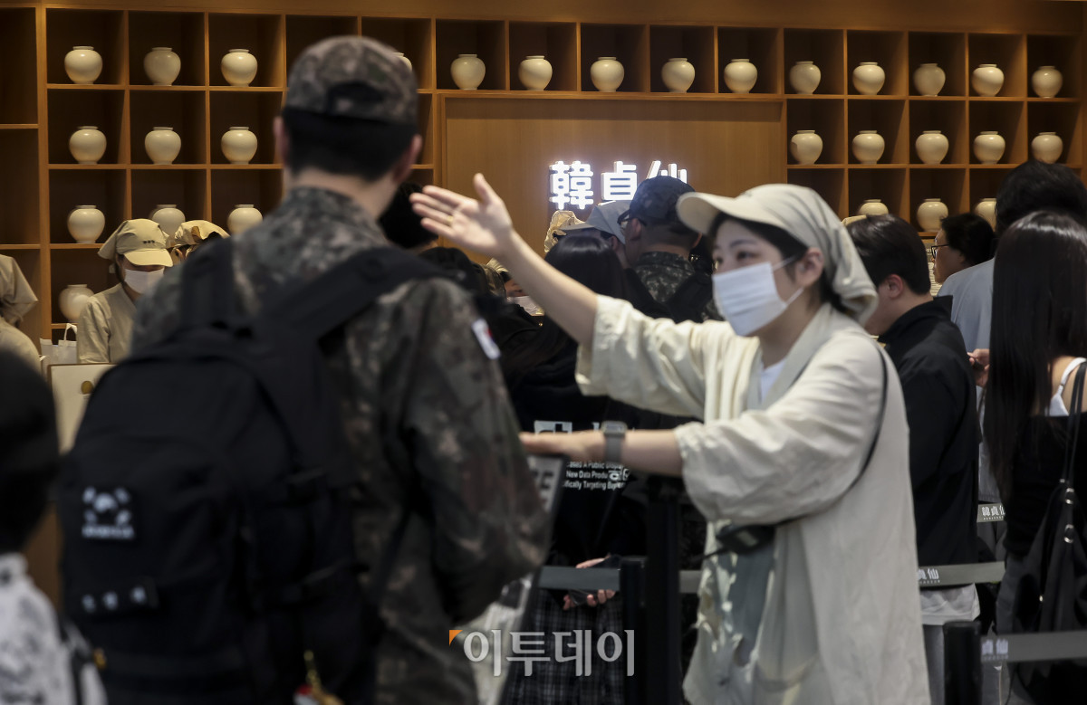 ▲13일 서울 중구 한정선 녹 서울역점 앞에서 과일찹쌀떡을 구매하려는 시민들이 줄을 서고 있다. 한정선은 찹쌀떡을 중심으로 다양한 과일과 크림을 활용한 디저트를 선보이는 프리미엄 수제 찹쌀떡 전문 브랜드다. 고성준 기자 joonko1@