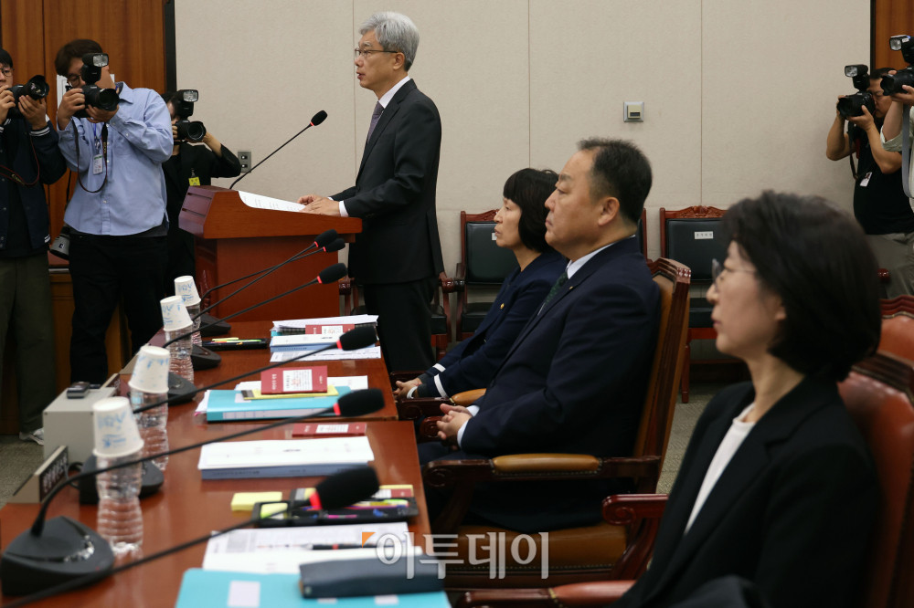 ▲김상환 헌법재판소장이 13일 서울 여의도 국회 법제사법위원회에서 열린 국정감사에서 인사말을 하고 있다. 고이란 기자 photoeran@