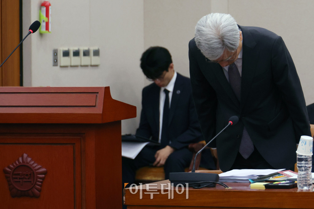 ▲김상환 헌법재판소장이 13일 서울 여의도 국회 법제사법위원회에서 열린 국정감사에서 인사하고 있다. 고이란 기자 photoeran@