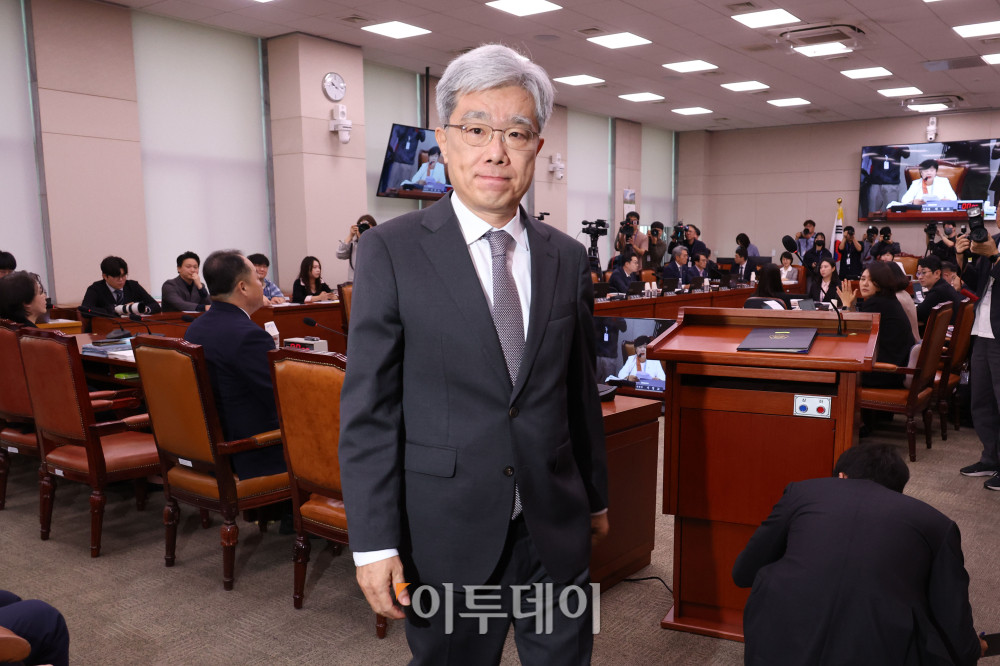 ▲김상환 헌법재판소장이 13일 서울 여의도 국회 법제사법위원회에서 열린 국정감사에서 인사말을 마치고 퇴장하고 있다. 고이란 기자 photoeran@