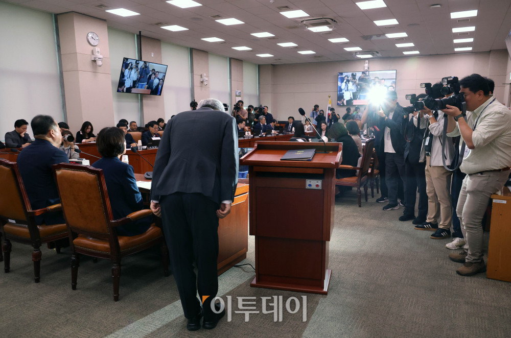 ▲김상환 헌법재판소장이 13일 서울 여의도 국회 법제사법위원회에서 열린 국정감사에서 인사말을 마치고 인사하고 있다. 고이란 기자 photoeran@