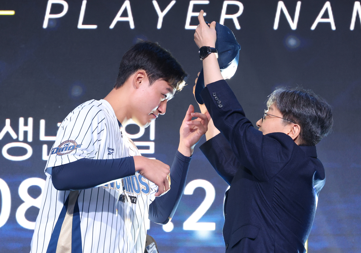 ▲지난달 21일 서울 롯데호텔 월드에서 열린 2027 KBO 신인 드래프트. 1라운드 6순위로 NC 다이노스 지명을 받은 경남고 박보승이 유니폼과 모자를 받고 있다. (연합뉴스)