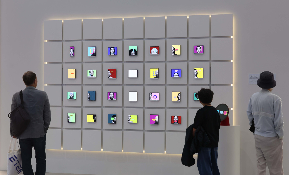 ▲13일 서울 강남구 코엑스에서 열린 ‘한국전자전(KES 2026)’에서 삼성전자의 갤럭시Z 폴드8을 활용한 미디어아트가 시연되고 있다. 올해로 57회를 맞이한 국내 대표 전자·IT 전시회 KES 2026은 ‘기술을 넘어 현실로, 상상을 넘어 움직임으로’를 주제로 내걸었다. 인공지능(AI)이 연구단계를 넘어 공장과 가정에서 실제로 쓰이는 모습을 보여주겠다는 취지다. 산업통상부가 주최하고 한국전자정보통신산업진흥회(KEA)가 주관하는 KES는 16일까지 코엑스 A·B홀에서 열린다. 삼성·LG전자 등 28개국 500여개사가 1114개 부스를 꾸렸다. 신태현 기자 holjjak@