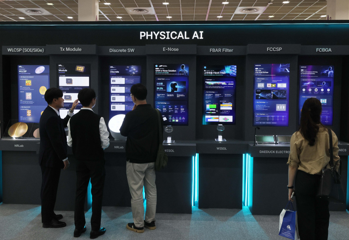 ▲13일 서울 강남구 코엑스에서 열린 ‘한국전자전(KES 2026)’에서 참관객들이 전시관을 둘러보고 있다. 올해로 57회를 맞이한 국내 대표 전자·IT 전시회 KES 2026은 ‘기술을 넘어 현실로, 상상을 넘어 움직임으로’를 주제로 내걸었다. 인공지능(AI)이 연구단계를 넘어 공장과 가정에서 실제로 쓰이는 모습을 보여주겠다는 취지다. 산업통상부가 주최하고 한국전자정보통신산업진흥회(KEA)가 주관하는 KES는 16일까지 코엑스 A·B홀에서 열린다. 삼성·LG전자 등 28개국 500여개사가 1114개 부스를 꾸렸다. 신태현 기자 holjjak@