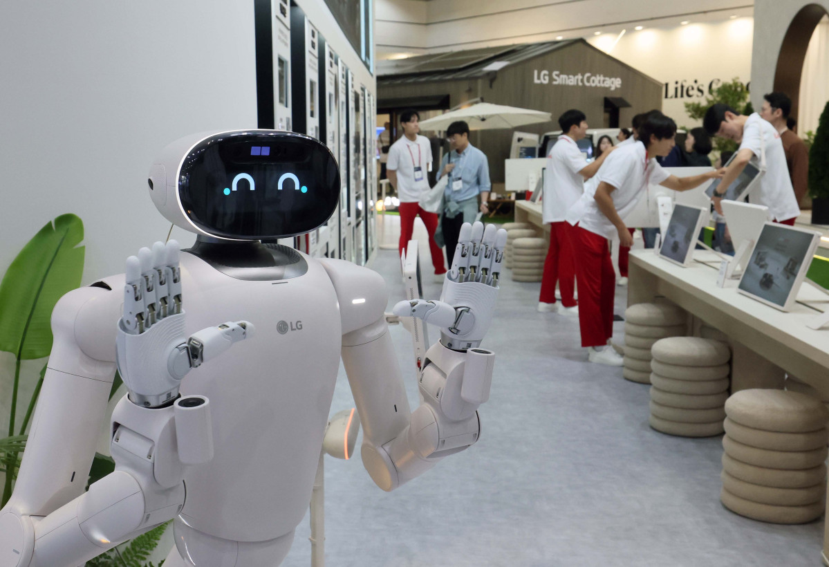 ▲13일 서울 강남구 코엑스에서 열린 ‘한국전자전(KES 2026)’에서 참관객들이 LG전자의  AI 홈 로봇 '클로이드'가 인사하고 있다. 올해로 57회를 맞이한 국내 대표 전자·IT 전시회 KES 2026은 ‘기술을 넘어 현실로, 상상을 넘어 움직임으로’를 주제로 내걸었다. 인공지능(AI)이 연구단계를 넘어 공장과 가정에서 실제로 쓰이는 모습을 보여주겠다는 취지다. 산업통상부가 주최하고 한국전자정보통신산업진흥회(KEA)가 주관하는 KES는 16일까지 코엑스 A·B홀에서 열린다. 삼성·LG전자 등 28개국 500여개사가 1114개 부스를 꾸렸다. 신태현 기자 holjjak@