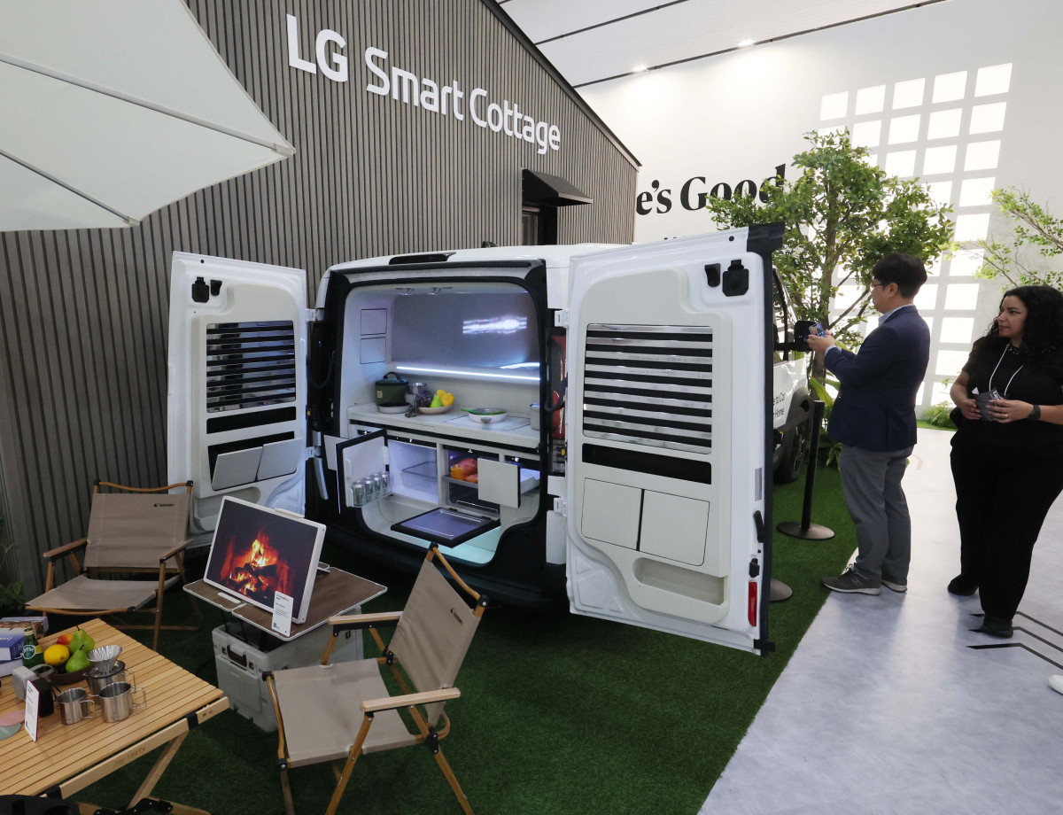 ▲13일 서울 강남구 코엑스에서 열린 ‘한국전자전(KES 2026)’에서 참관객들이 전시관을 둘러보고 있다. 올해로 57회를 맞이한 국내 대표 전자·IT 전시회 KES 2026은 ‘기술을 넘어 현실로, 상상을 넘어 움직임으로’를 주제로 내걸었다. 인공지능(AI)이 연구단계를 넘어 공장과 가정에서 실제로 쓰이는 모습을 보여주겠다는 취지다. 산업통상부가 주최하고 한국전자정보통신산업진흥회(KEA)가 주관하는 KES는 16일까지 코엑스 A·B홀에서 열린다. 삼성·LG전자 등 28개국 500여개사가 1114개 부스를 꾸렸다. 신태현 기자 holjjak@