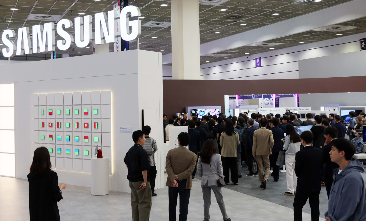 ▲13일 서울 강남구 코엑스에서 열린 ‘한국전자전(KES 2026)’에서 참관객들이 전시관을 둘러보고 있다. 올해로 57회를 맞이한 국내 대표 전자·IT 전시회 KES 2026은 ‘기술을 넘어 현실로, 상상을 넘어 움직임으로’를 주제로 내걸었다. 인공지능(AI)이 연구단계를 넘어 공장과 가정에서 실제로 쓰이는 모습을 보여주겠다는 취지다. 산업통상부가 주최하고 한국전자정보통신산업진흥회(KEA)가 주관하는 KES는 16일까지 코엑스 A·B홀에서 열린다. 삼성·LG전자 등 28개국 500여개사가 1114개 부스를 꾸렸다. 신태현 기자 holjjak@