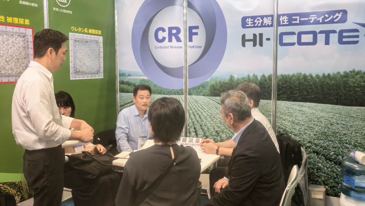 ▲누보 직원들이 일본 ‘J-AGRI 2026’ 부스에서 방문자들과 상담을 하고 있다.(누보 제공)