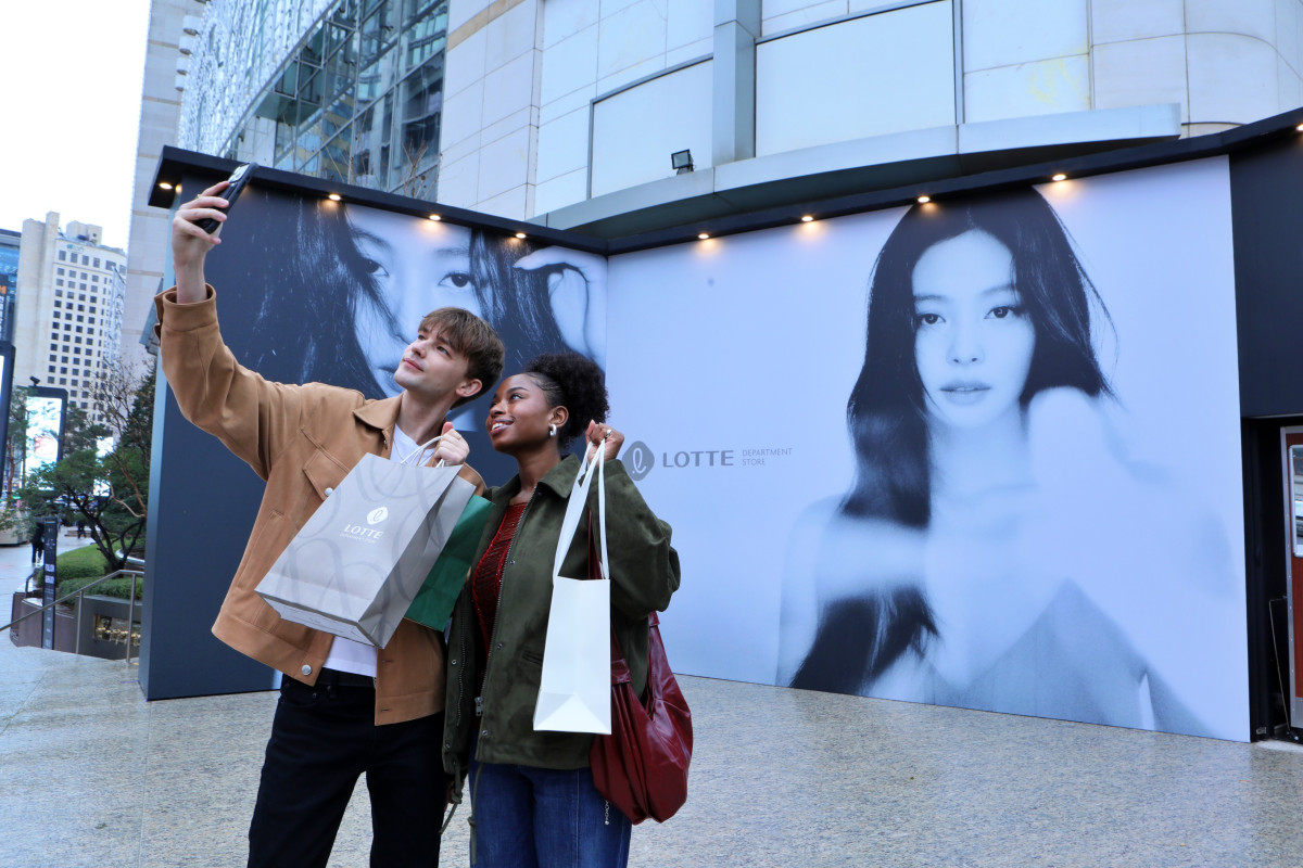 ▲서울시 중구 소공동에 위치한 롯데백화점 본점 앞에 설치된 '더 스테이지' 포토스팟에서 사진을 찍는 외국인 모델들 (사진제공=롯데백화점)