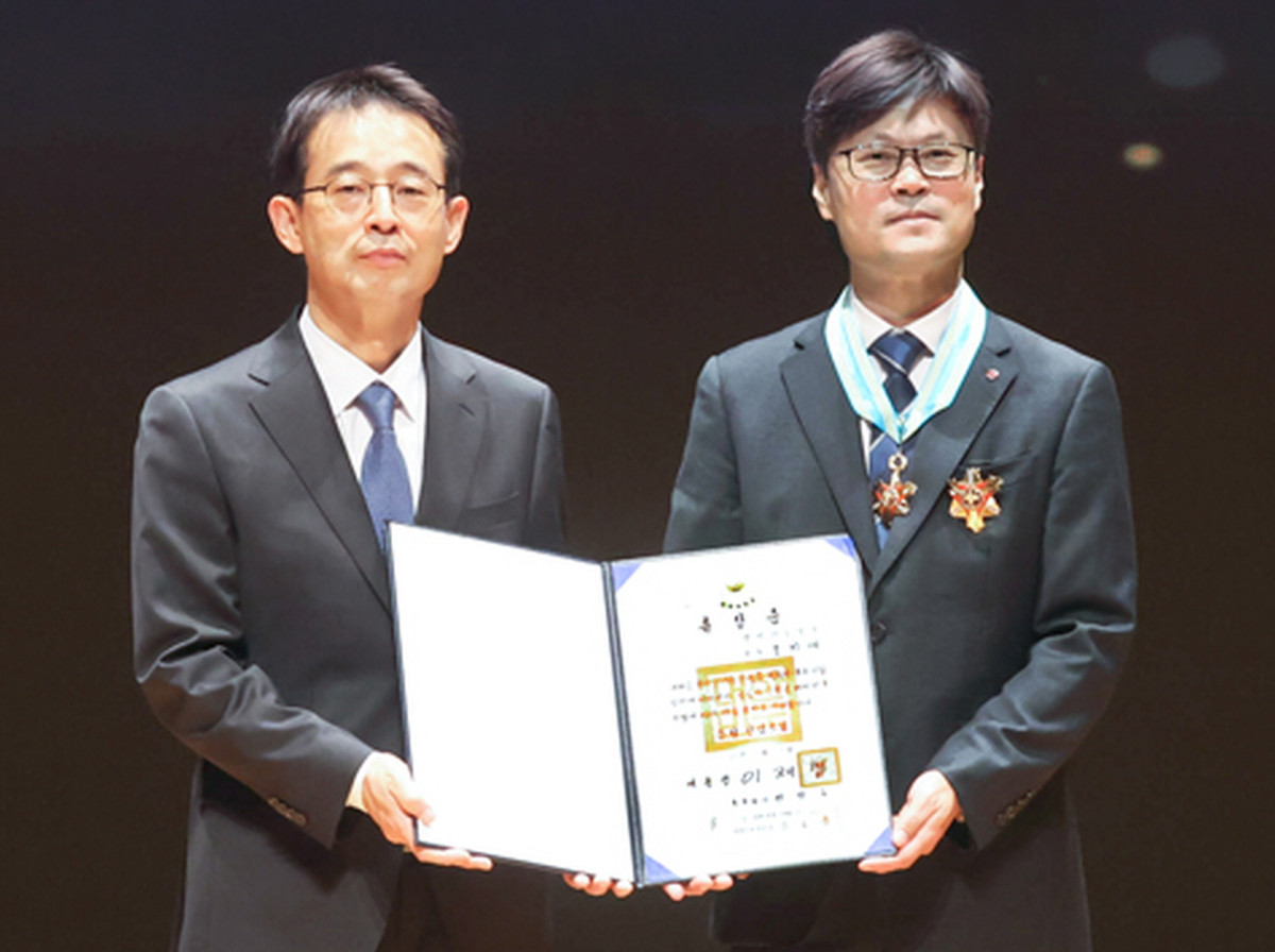 ▲제21회 '전자·IT의 날' 은탑산업훈장을 수상한 LG이노텍 조지태 패키지솔루션사업부장(전무∙오른쪽)이 13일 오전 서울 삼성동 코엑스에서 열린 시상식에서 강감찬 산업부 무역투자실장(왼쪽)과 기념사진을 촬영하고 있다. (사진=LG이노텍)