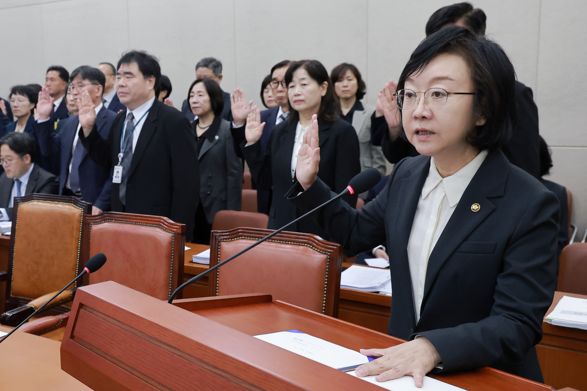 ▲오유경 식품의약품안전처장이 13일 국회 보건복지위원회에서 열린 식약처 등에 대한 국정감사에서 선서하고 있다. (연합뉴스)