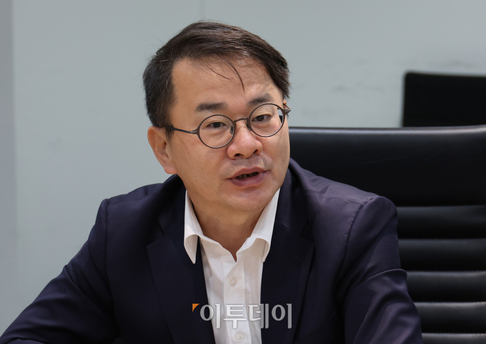 ▲13일 서울 강남구 논현동 이투데이 빌딩에서 열린 미래전략위원회 회의에서 김철만(법무법인 율촌 변호사) 위원이 발언을 하고 있다. 고이란 기자 photoeran@