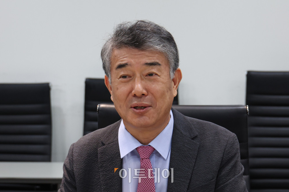 ▲13일 서울 강남구 논현동 이투데이 빌딩에서 열린 미래전략위원회 회의에서 안완기(한국공학대 석좌교수·전 한국생산성본부 회장) 위원장이 발언을 하고 있다. 고이란 기자 photoeran@