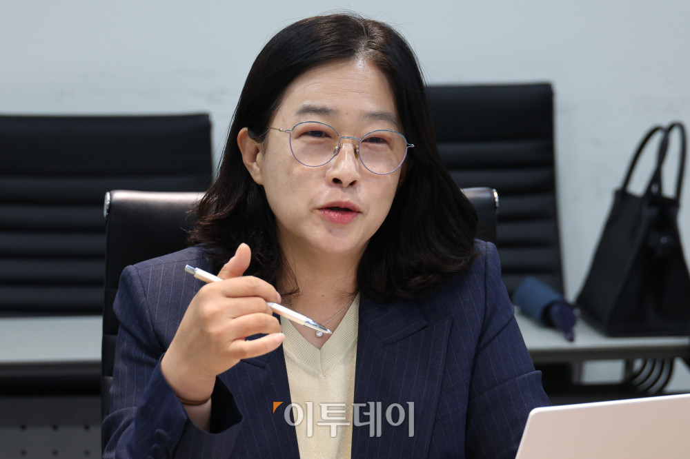 ▲13일 서울 강남구 논현동 이투데이 빌딩에서 열린 미래전략위원회 회의에서 이한경(에코앤파트너스 대표) 위원이 발언을 하고 있다. 고이란 기자 photoeran@