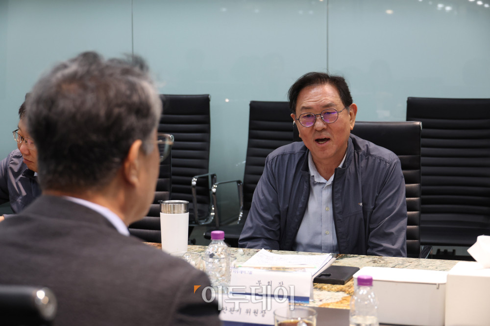 ▲13일 서울 강남구 논현동 이투데이 빌딩에서 열린 미래전략위원회 회의에서 이종재 이투데이 대표이사 부회장이 발언을 하고 있다. 고이란 기자 photoeran@