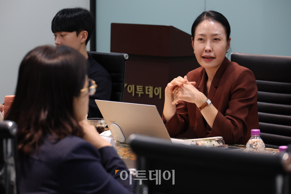 ▲이초희 이투데이 편집국장이 13일 서울 강남구 논현동 이투데이 빌딩에서 열린 미래전략위원회 회의에서 발언을 하고 있다. 이날 회의에는 안완기 미래전략위원회 위원장(한국공학대 석좌교수·전 한국생산성본부 회장)을 비롯해 이정훈(전 세아창원특수강 대표), 박현주(전 뉴욕멜론은행 한국대표), 서명지(CSR임팩트 대표), 이한경(에코앤파트너스 대표), 김철만(법무법인 율촌 변호사) 위원 등이 참석했다. 고이란 기자 photoeran@
