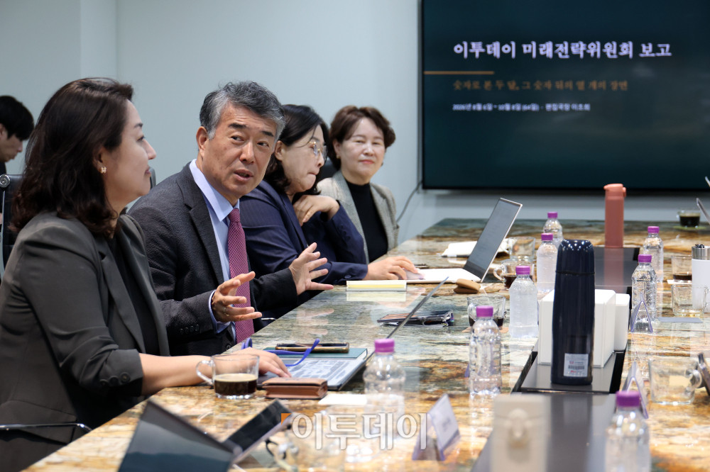 ▲13일 서울 강남구 논현동 이투데이 빌딩에서 미래전략위원회 회의가 열리고 있다. 이날 회의에는 안완기 미래전략위원회 위원장(한국공학대 석좌교수·전 한국생산성본부 회장)을 비롯해 이정훈(전 세아창원특수강 대표), 박현주(전 뉴욕멜론은행 한국대표), 서명지(CSR임팩트 대표), 이한경(에코앤파트너스 대표), 김철만(법무법인 율촌 변호사) 위원 등과 본지 이종재 부회장, 이초희 편집국장 등이 참석해 보도 방향성에 대한 의견을 나눴다. 고이란 기자 photoeran@