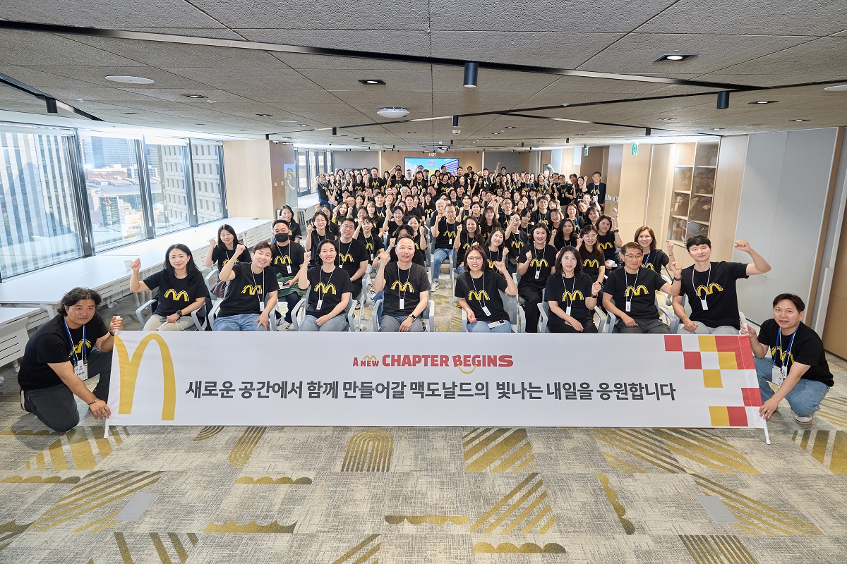 ▲한국맥도날드 임직원 약 150명이 신사옥 이전을 기념하며 단체로 배너를 들고 기념사진을 촬영하고 있다. (사진제공=한국맥도날드)