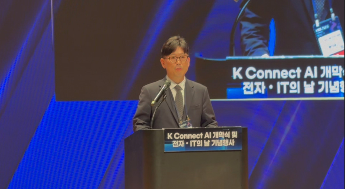 ▲용석우 한국전자정보통신산업진흥회(KEA) 회장 겸 삼성전자 사장이 13일 서울 강남구 코엑스에서 열린 '제57회 한국전자전(KES 2026)' 개막식에서 환영사를 하고 있다. 손희정 기자sonhj1220@