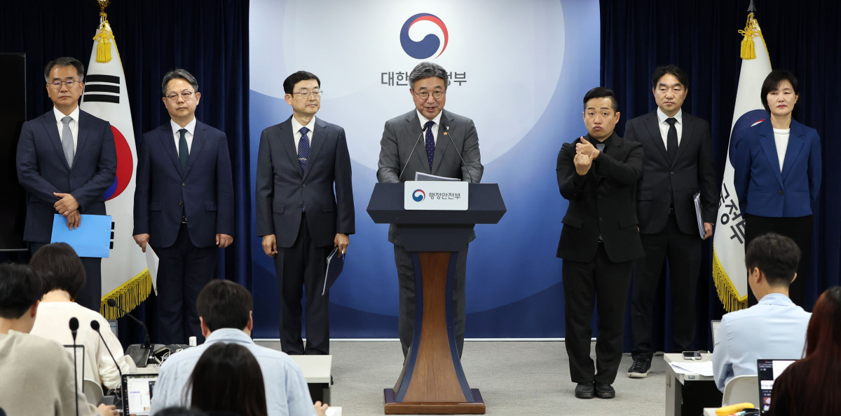 ▲윤호중 행정안전부 장관이 13일 정부서울청사 본관 브리핑룸에서 2차 중앙행정기관 이전 세부계획을 발표하고 있다. 행안부는 이날 법무부와 성평등가족부, 외교부, 통일부, 국방부 등 수도권에 있는 중앙행정기관(부처) 등 44곳을 2027년부터 2031년까지 세종으로 단계 이전한다고 밝혔다. (연합뉴스)