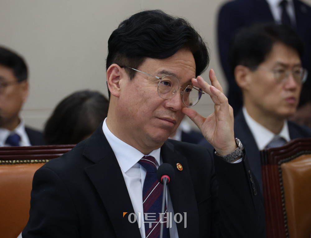 ▲김영훈 고용노동부 장관이 13일 서울 여의도 국회 기후에너지환경노동위원회에서 열린 국정감사에 참석하고 있다. 고이란 기자 photoeran@
