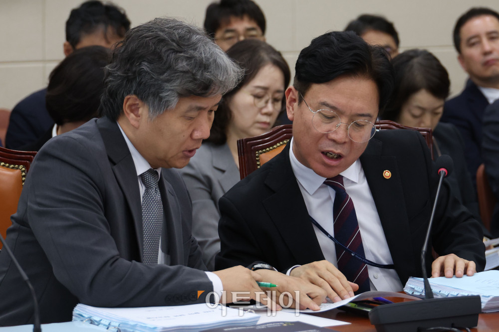 ▲김영훈(오른쪽) 고용노동부 장관과 류현철 산업안전보건본부장이 13일 서울 여의도 국회 기후에너지환경노동위원회에서 열린 국정감사에서 대화하고 있다. 고이란 기자 photoeran@